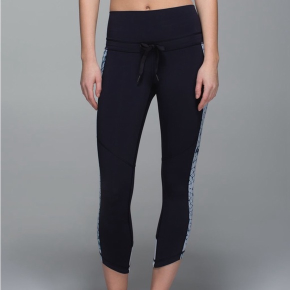 Lululemon Retreat 7/8 Pant in Naval Blue / Star Crushed Silver Fox Deep Navy - Picture 8 of 9